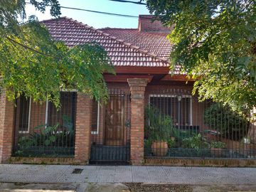 Casa en venta - 3 Dormitorios 2 Baños - 283Mts2 - La Plata [FINANCIADO]