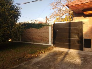 Casa en venta - 3 Dormitorios 2 Baños - 283Mts2 - La Plata [FINANCIADO]
