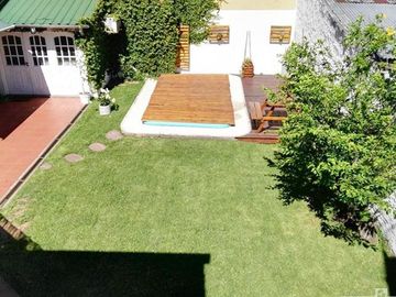 Chalet 5 amb  2 plantas c/parque y pileta - Castelar