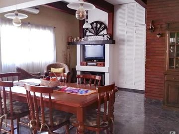 Chalet 5 amb  2 plantas c/parque y pileta - Castelar