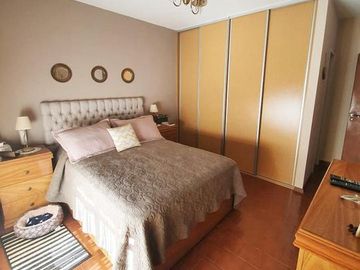 Chalet 5 amb  2 plantas c/parque y pileta - Castelar