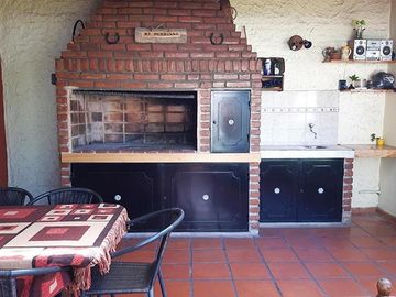 Chalet 5 amb  2 plantas c/parque y pileta - Castelar