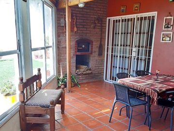 Chalet 5 amb  2 plantas c/parque y pileta - Castelar