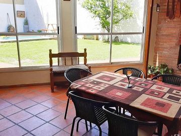 Chalet 5 amb  2 plantas c/parque y pileta - Castelar