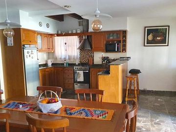 Chalet 5 amb  2 plantas c/parque y pileta - Castelar