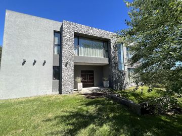 Casa en Alquiler- Barrio Residencial 1 Lote 619 de Costa Esmeralda - Excelente ubicacion