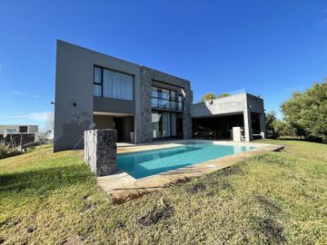 Casa en Alquiler- Barrio Residencial 1 Lote 619 de Costa Esmeralda - Excelente ubicacion