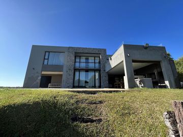 Casa en Alquiler- Barrio Residencial 1 Lote 619 de Costa Esmeralda - Excelente ubicacion