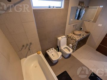 Casa en venta en Lomas de Zamora con excelente ubicación en dos plantas
