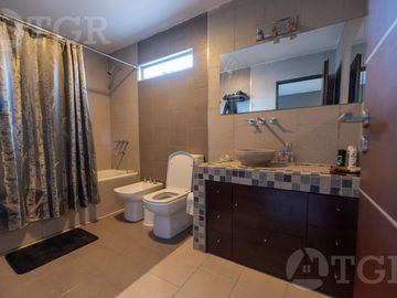 Casa en venta en Lomas de Zamora con excelente ubicación en dos plantas