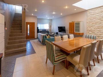 Casa en venta en Lomas de Zamora con excelente ubicación en dos plantas