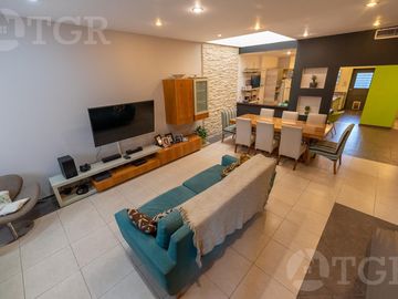 Casa en venta en Lomas de Zamora con excelente ubicación en dos plantas