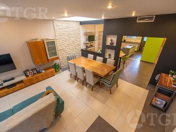 Casa en venta en Lomas de Zamora con excelente ubicación en dos plantas