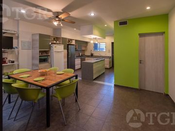 Casa en venta en Lomas de Zamora con excelente ubicación en dos plantas