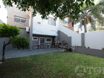 Casa en venta en Lomas de Zamora con excelente ubicación en dos plantas