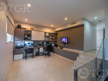 Casa en venta en Lomas de Zamora con excelente ubicación en dos plantas