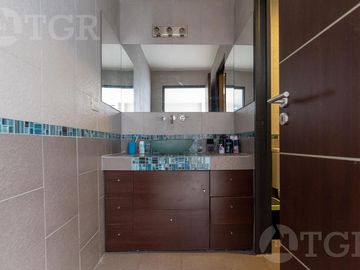 Casa en venta en Lomas de Zamora con excelente ubicación en dos plantas