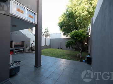 Casa en venta en Lomas de Zamora con excelente ubicación en dos plantas
