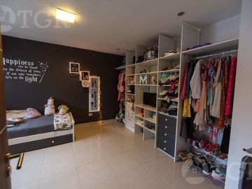 Casa en venta en Lomas de Zamora con excelente ubicación en dos plantas