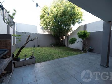 Casa en venta en Lomas de Zamora con excelente ubicación en dos plantas