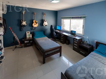 Casa en venta en Lomas de Zamora con excelente ubicación en dos plantas