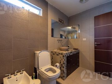 Casa en venta en Lomas de Zamora con excelente ubicación en dos plantas