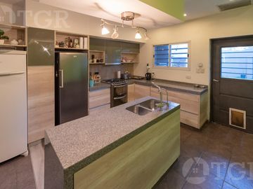 Casa en venta en Lomas de Zamora con excelente ubicación en dos plantas