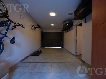 Casa en venta en Lomas de Zamora con excelente ubicación en dos plantas