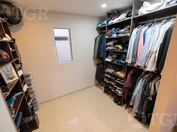 Casa en venta en Lomas de Zamora con excelente ubicación en dos plantas