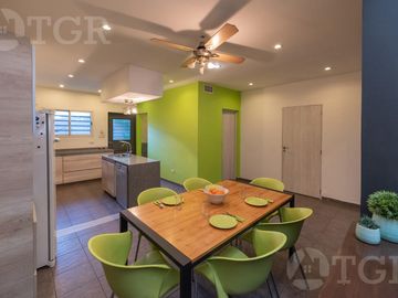 Casa en venta en Lomas de Zamora con excelente ubicación en dos plantas