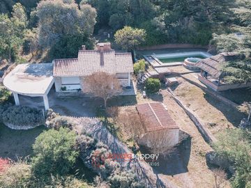 VENTA 2 CASAS en AGUA DE ORO  - 3500M2 - EXCELENTE UBICACIÓN