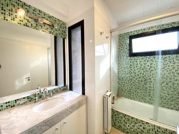 Casa en venta con exclusivo diseño! Increíble parque y piscina. - El Cantón