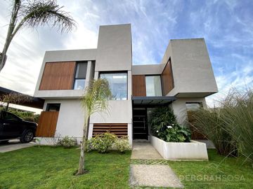 Casa en venta con exclusivo diseño! Increíble parque y piscina. - El Cantón