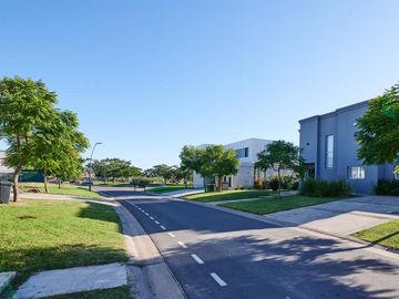 VENTA casa en el barrio Riberas, Puertos (3 dormitorios, dependencia, galeria, jardin)