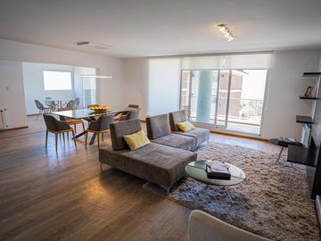 Venta Departamento dos dormitorios cochera y baulera Centro Rosario
