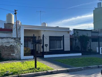 Casa tres ambientes con patio y quincho a la venta en Wilde