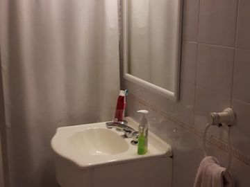Casa tres ambientes con patio y quincho a la venta en Wilde