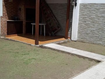 Casa tres ambientes con patio y quincho a la venta en Wilde