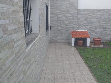 Casa tres ambientes con patio y quincho a la venta en Wilde