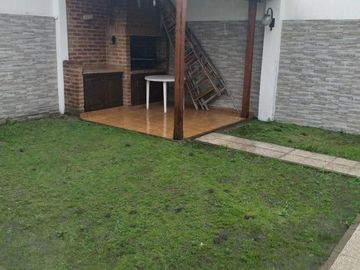Casa tres ambientes con patio y quincho a la venta en Wilde