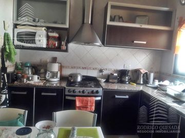Hermoso chalet en dos plantas!Cochera para 3 vehiculos!Con piscina ,en Ramos Mejia (Zona Oeste)