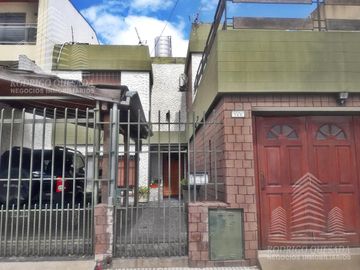 Hermoso chalet en dos plantas!Cochera para 3 vehiculos!Con piscina ,en Ramos Mejia (Zona Oeste)