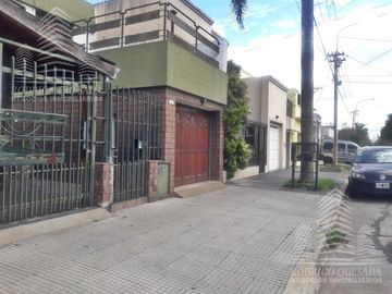 Hermoso chalet en dos plantas!Cochera para 3 vehiculos!Con piscina ,en Ramos Mejia (Zona Oeste)