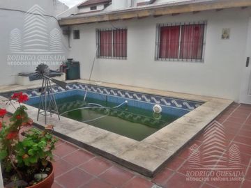 Hermoso chalet en dos plantas!Cochera para 3 vehiculos!Con piscina ,en Ramos Mejia (Zona Oeste)