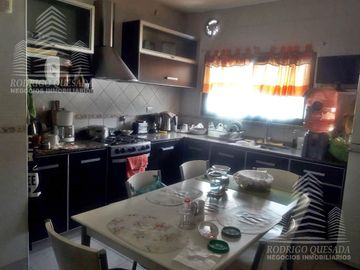Hermoso chalet en dos plantas!Cochera para 3 vehiculos!Con piscina ,en Ramos Mejia (Zona Oeste)