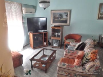 Hermoso chalet en dos plantas!Cochera para 3 vehiculos!Con piscina ,en Ramos Mejia (Zona Oeste)