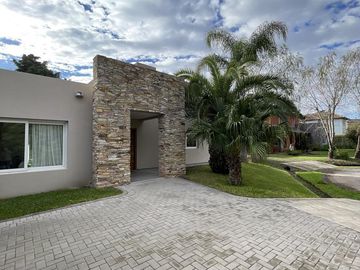 Casa en venta 4 amb en barrio cerrado Altos del Sol