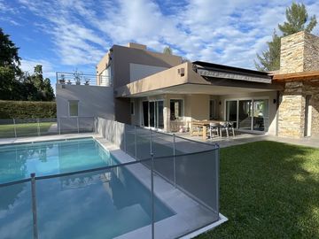 Casa en venta 4 amb en barrio cerrado Altos del Sol