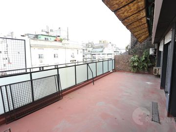 Venta Departamento 3 Ambientes con Balcón Terraza y Espacio Guardacoche en Recoleta