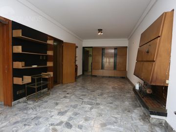Venta Departamento 3 Ambientes con Balcón Terraza y Espacio Guardacoche en Recoleta